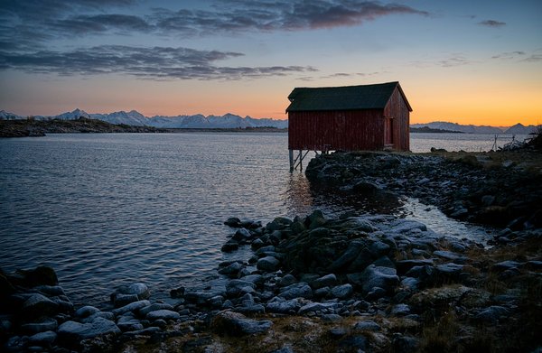 Peut-on louer une cabane en Norvège avec des excursions en kayak sur les fjords et des ateliers de photographie de paysages?